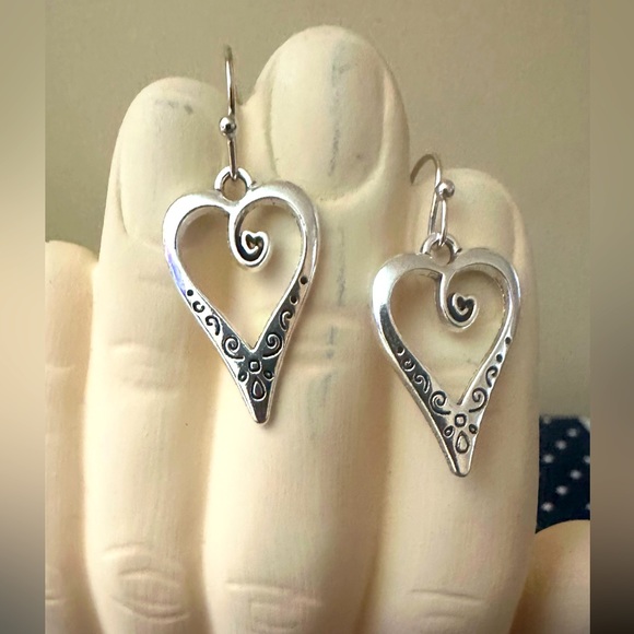 Jewelry - Vintage -Uniquely Carved hearts Silver Dangle Earrings